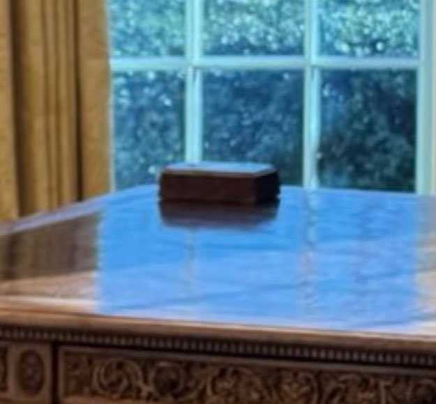 川普的神祕按鈕。（圖／翻攝自社群網站X）