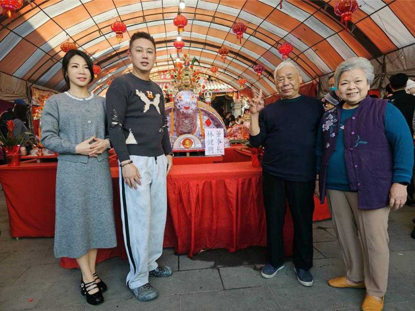 山本集團董事長林伸坤（左二）今與山本集團總裁謝宜蒨（左）及岳父岳母到竹南龍鳳宮共襄盛舉。（圖／宇澄生技）