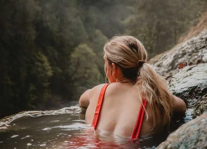 流感患者不宜泡溫泉，以免加重病情或增加傳染風險。（示意圖／翻攝自unsplash）