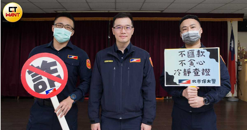 保大第二中隊中隊長朱浩瑜也會利用送餐空檔，趁著長輩用餐期間趁機宣導防詐。（圖／黃威彬攝）