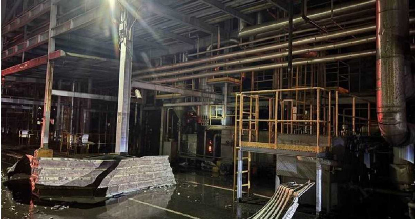 位於新竹縣新埔鎮的遠東新世紀紡織廠棉六場北廠今（6日）凌晨近3時突發生鍋爐爆炸意外，導致2死19傷的悲劇。（圖／新竹縣消防局提供）