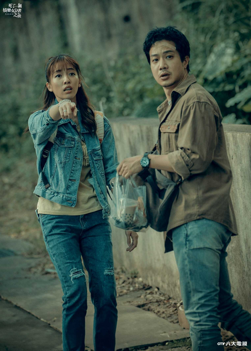 薛仕凌(右)飾演狗仔，和王渝萱(左)在戲裡都是在週刊工作。（圖／八大電視）