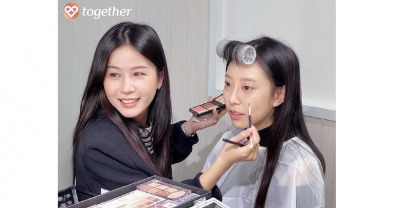 樂交友聘請專業整體造型師提供彩妝服務（圖／樂交友提供）。