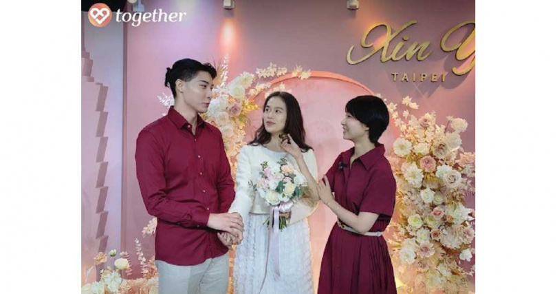 樂交友創辦人IRIS到戶政事務所採訪登記結婚的男女會員（圖／樂交友提供）。