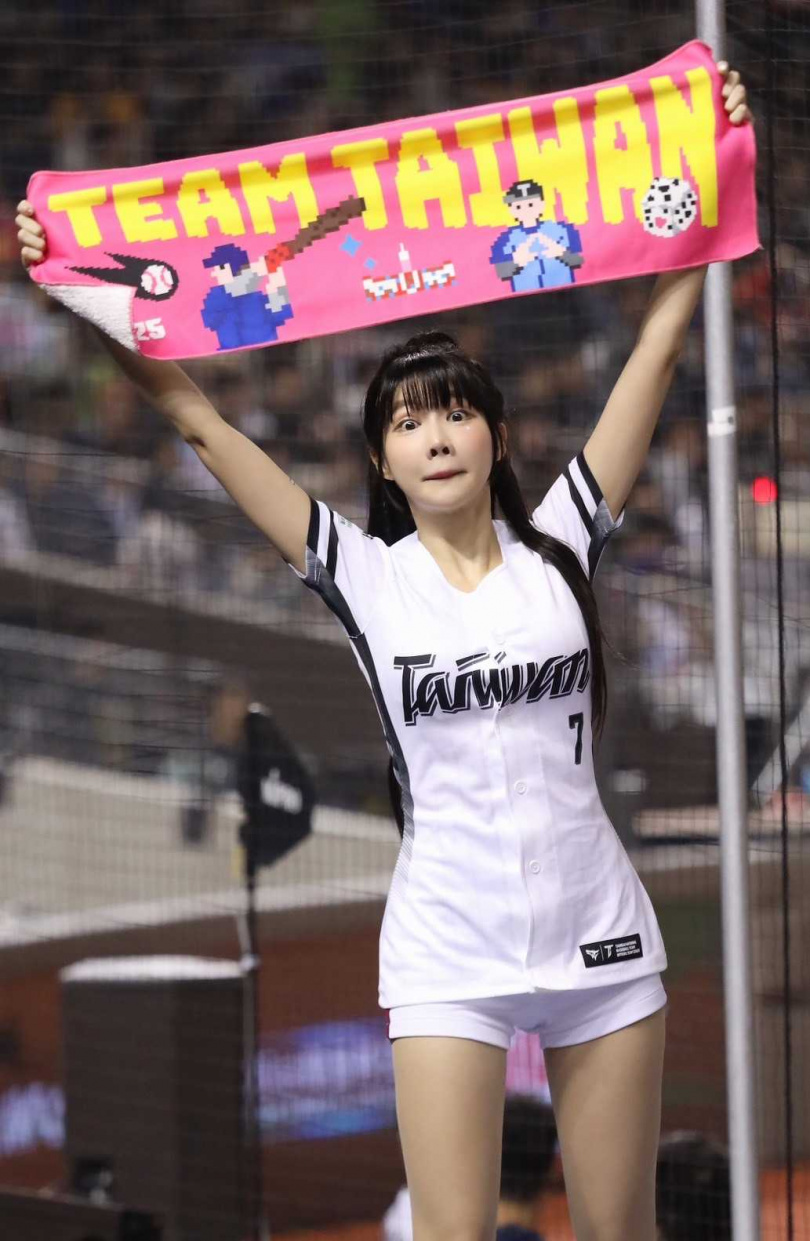 筠熹幫中華隊加油。（圖／樂天桃猿提供）