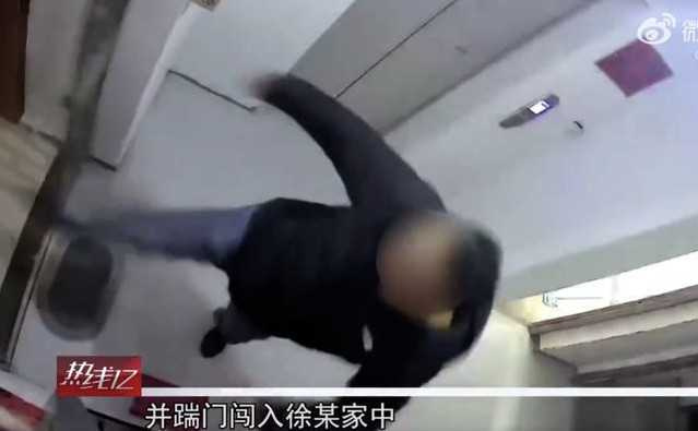 徐女為了防衛，不慎砍傷康男。（圖／翻攝自微博）