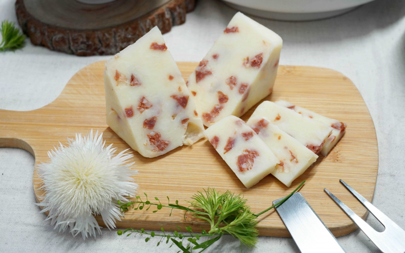 半硬質的「沙拉米起司」鹹香富層次，提供少量於慢慢弄官網、CucinaManmano門市販售。（420元／150g，圖／魏妤靜攝）