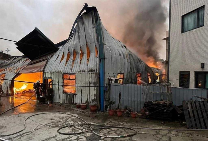   消防人員搶救工廠火災畫面。（消防局提供／李京昇台中傳真）