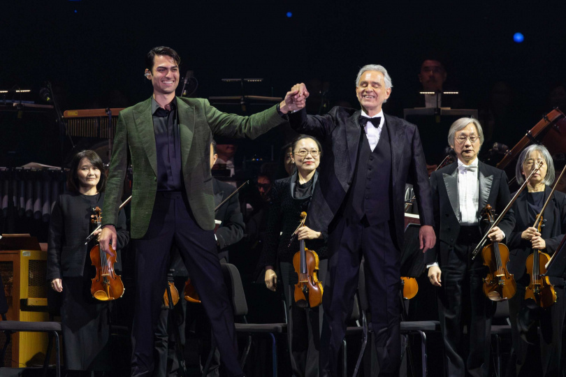 安德烈波伽利與兒子馬提歐波伽利一起上台合唱。(圖/牛耳藝術提供)