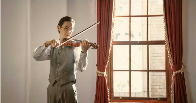 黃河為戲苦練小提琴。（圖／客家電視台提供）