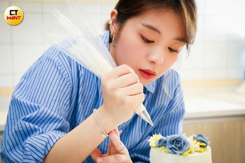 目前時間都花在育兒上，能抽出時間做蛋糕，成了游君萍的Me Time。（圖／侯世駿攝）