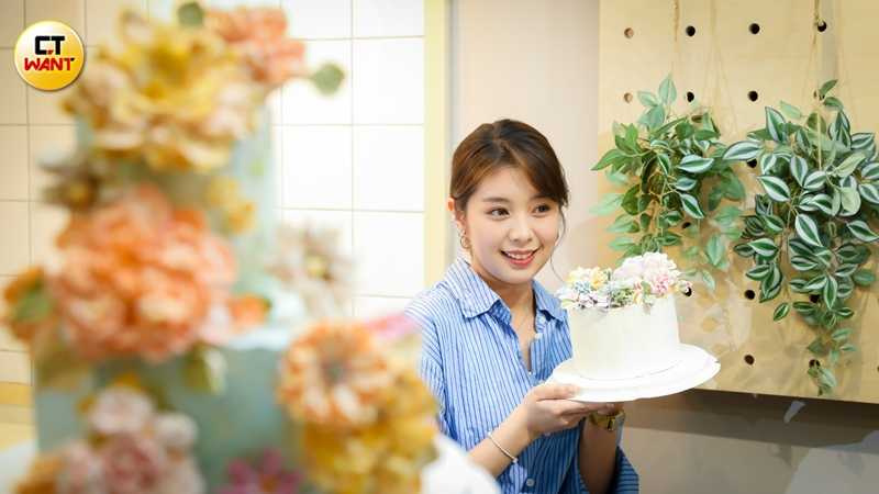 游君萍不只接單客製蛋糕，熱愛跟客人互動的她，也有開體驗課程。（圖／侯世駿攝）