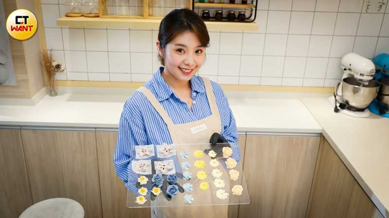 游君萍用白豆沙擠花，細心做出一片片花瓣，擬真程度很高。（圖／侯世駿攝）