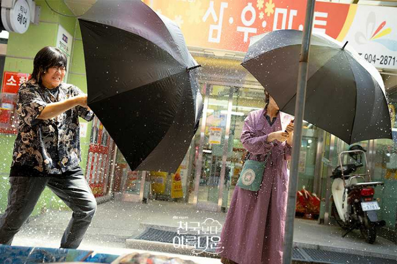 李姃垠（左）主動表達想要參演的強烈意願，因此製作團隊特別打造原劇本中沒有的新角色。（圖／取自《比天堂還美麗》官網）