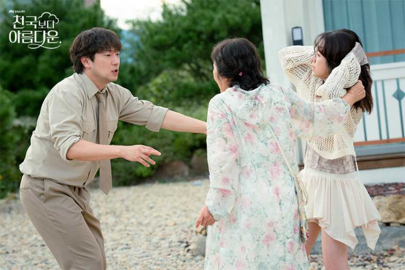 韓志旼（右）的角色失去記憶，到底是人還是動物，引發觀眾各種討論。（圖／取自《比天堂還美麗》官網）