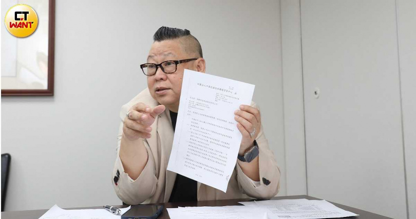 新華泰富法律顧問魏憶龍律師表示，盼相關單位重視，新華泰富恐遭禿鷹式襲擊。（圖／劉耿豪攝）