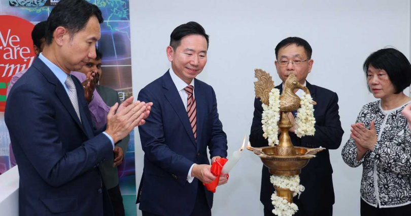 中國信託銀行總經理楊銘祥出席印度斯里伯魯德分行搬遷至卡圖帕克姆喬遷典禮，現場舉行點油燈傳統儀式（圖／中國信託銀行提供）。