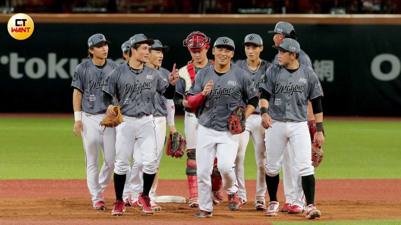 味全龍天母主場迎戰中信兄弟，以9:3獲勝。（圖／侯世駿攝）