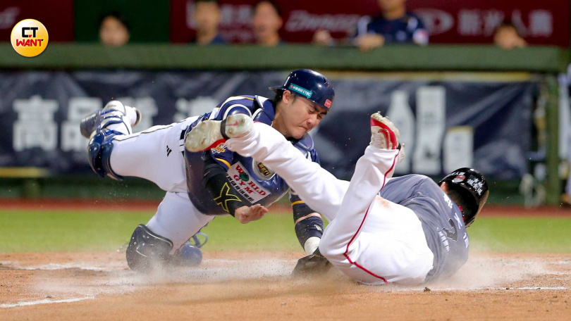 味全龍郭天信被阻殺本壘前。（圖／侯世駿攝）