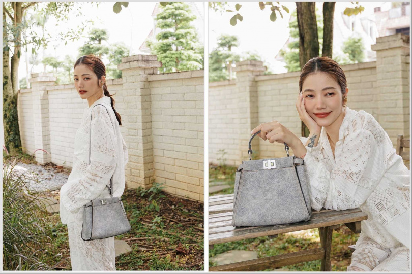 許路兒這樣穿實在太時髦!配起來清爽又乾淨!FENDI 2025夏季限定系列雕花套裝,搭配FENDI Peekaboo灰色手提包 (圖/許路兒 ig)