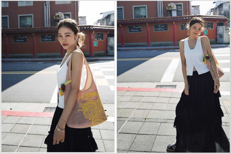 許路兒在台北逛大街,揹起超輕質的Burberry 粉色編織手提包,搭配她與LOVFEE x LURE 聯名的荷葉長裙。(圖/許路兒 ig)