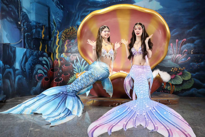 參與美人魚夜未眠活動可與人魚姊姊互動拍照。(圖/遠雄海洋公園提供)