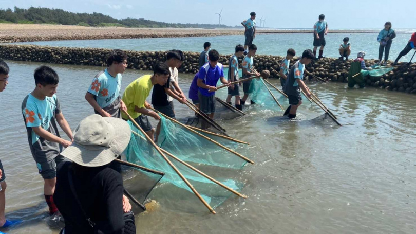 為鼓勵學生探索興趣，許多高中開設多元學習課程，學生為展現專業表現，傾向參與與學術或競賽相關的社團，以利加分。圖為桃園市新屋高中帶領學生踏查新屋石滬。（圖／報系資料照）