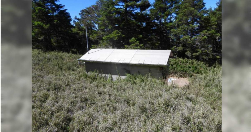 太魯閣國家公園在丹娜絲颱風襲台期間封園，太管處清查入山隊伍資料時，發現有13人未申請入園卻在南湖大山路線上的審馬陣山屋內，疑似爬黑山，7日入園稽查確認隊伍未申請入園，將依法開罰；圖為審馬陣山屋。（圖／中國時報記者羅亦晽攝）