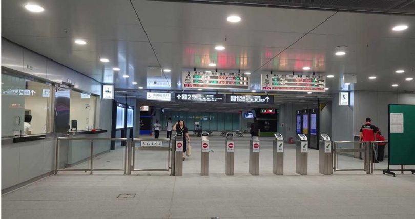 今日上午捷運站直通台鐵月台連通道宣布開放，讓旅客大讚「終於」，大幅縮減轉乘時間。（圖／中時記者任義宇攝）