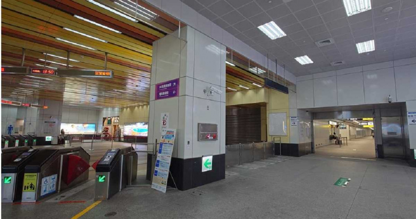 今日上午捷運站直通台鐵月台連通道宣布開放，讓旅客大讚「終於」，大幅縮減轉乘時間。（圖／中時記者任義宇攝）