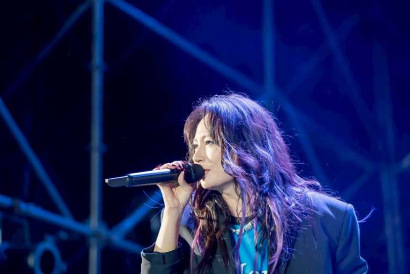 詹雯婷(Faye)與音樂界入門師傅陳建寧官司和解,一甩陰霾熱力開唱。(圖/翻攝自竹北市公所媒體群組)