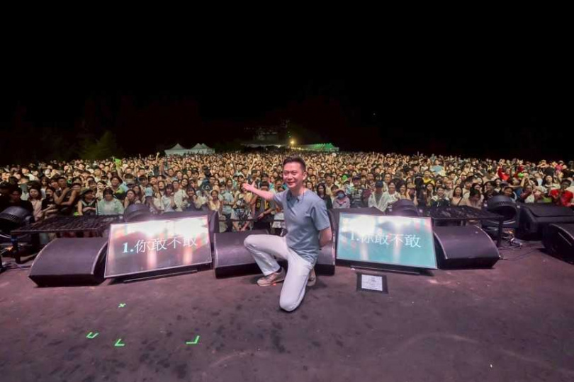 新竹縣竹北市長鄭朝方(中)直指,16日當晚竹北新月沙灣破萬人響應「如歌潮起」演唱會。(圖/翻攝自竹北市公所媒體群組)