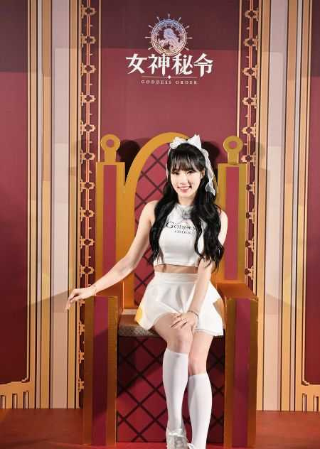 美美的Mingo端坐王位之上，將「女神」兩字徹底具象化。（圖片提供／KakaoGames）