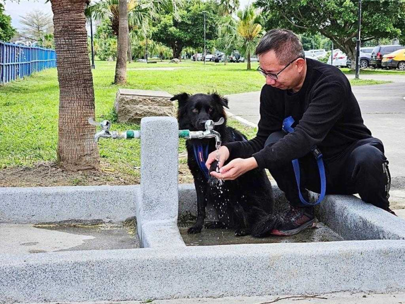 高灘處近年持續優化寵物公園設施,全面增設寵物洗腳池。(圖/新北市高灘處提供)