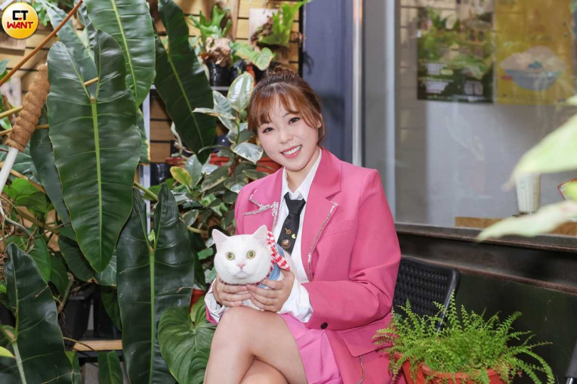 Hoki愛看窗外的習慣讓吳美琳很不能理解。（圖／楊澍攝）