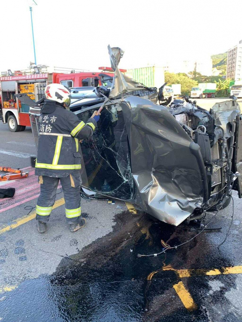 新北市八里區商港一路今日下午發生自小客車逆向衝撞腳踏車事故。(圖/民眾提供)