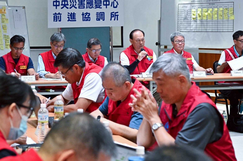 中央災害應變中心前進協調所今(12)日召開第36次工作會報後記者會。(圖/行政院提供)