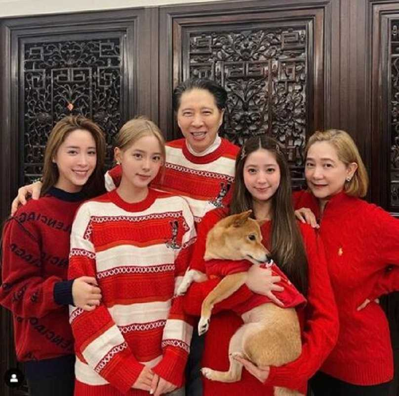 歐陽龍與傅娟的三個女兒歐陽妮妮、歐陽娜娜、歐陽娣娣均前往大陸發展。（圖／翻攝自歐陽妮妮IG）