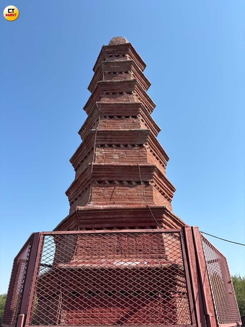 紅山公園上矗立著建於1788年的「鎮龍塔」。（圖╱王若攝）