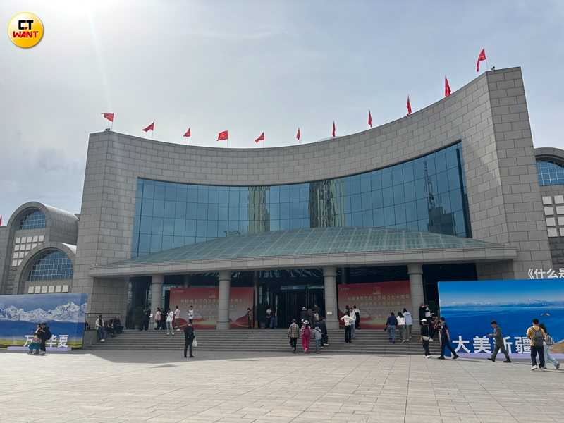 現在的新疆維吾爾自治區博物館新館，於2005年落成開放，現有館藏文物近4萬件。（圖╱王若攝）