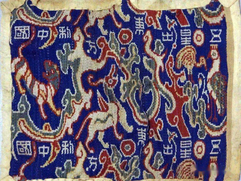 新疆博物館鎮館之寶之一是「五星出東方利中國」錦護膊，這件東漢時期的文物，至今色彩依舊鮮豔，織錦上漢隸文字清晰可辨。（圖╱中新社）