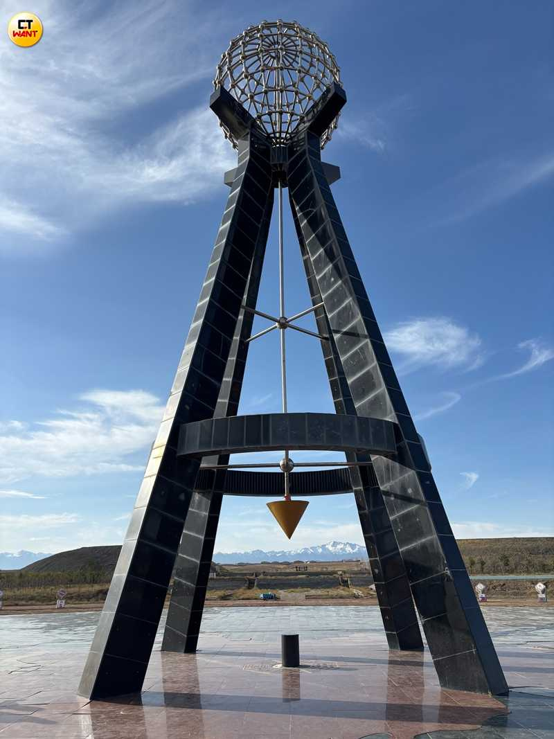 亞洲大陸地理中心的四面A形標誌塔，代表亞洲英文ASIA之意。（圖╱王若攝）