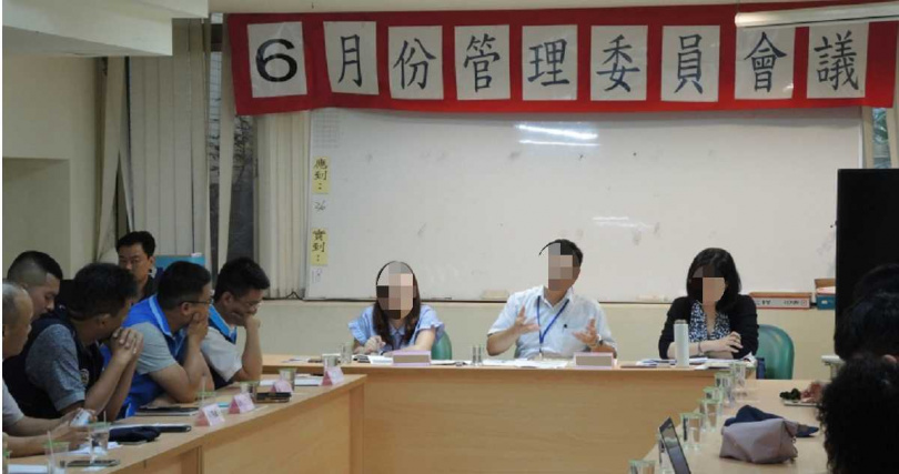 住戶控訴管委會「操控選舉」亂象,物業公司人員疑似配合管委會操作投票,不僅手握上百張委託書集中投票,還在現場限制住戶發言權,對提出異議的區權人以驅離方式處理,社區民主形同虛設。示意圖,與本案無關。(圖/報系資料照)