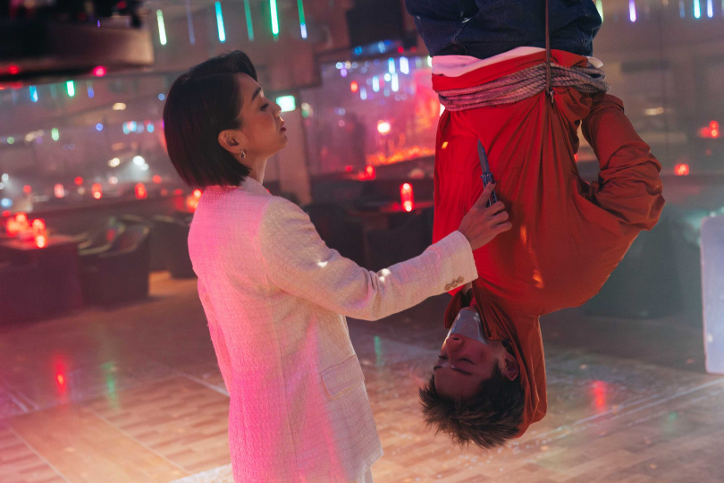 陳澤耀(右)挑戰極限「倒吊」戲，血衝腦險昏厥。（圖／愛奇藝國際版、壹壹影業提供）