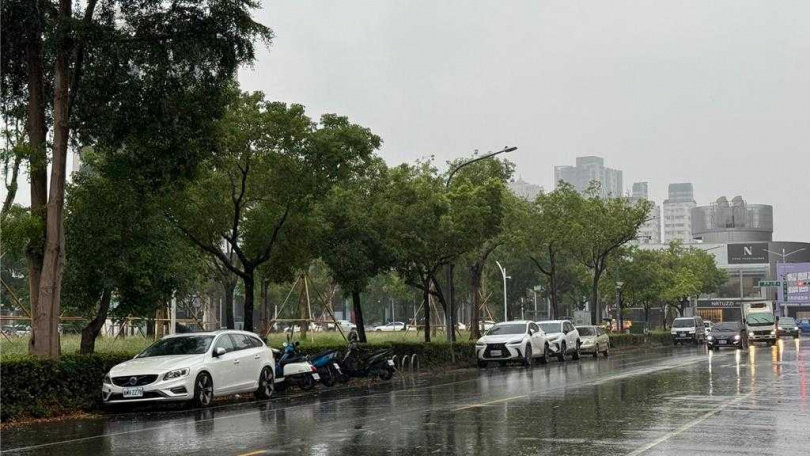 高雄午後風雨轉強。(圖/中時記者柯宗緯攝)