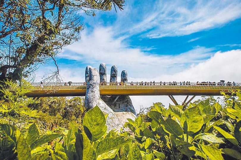 由兩隻巨大的石手托起的金橋，是越南峴港不容錯過的景點。（圖／麗星夢郵輪提供）