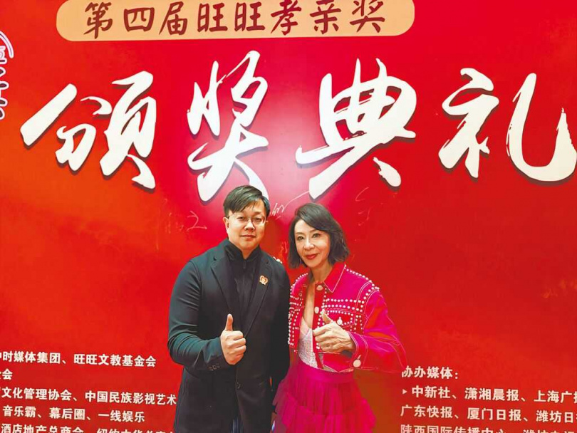 大陸知名音樂人崔軾玄（左）為第4屆旺旺孝親獎擔任評審，此次與范怡文在長沙相見歡。（圖／翰森娛樂提供）