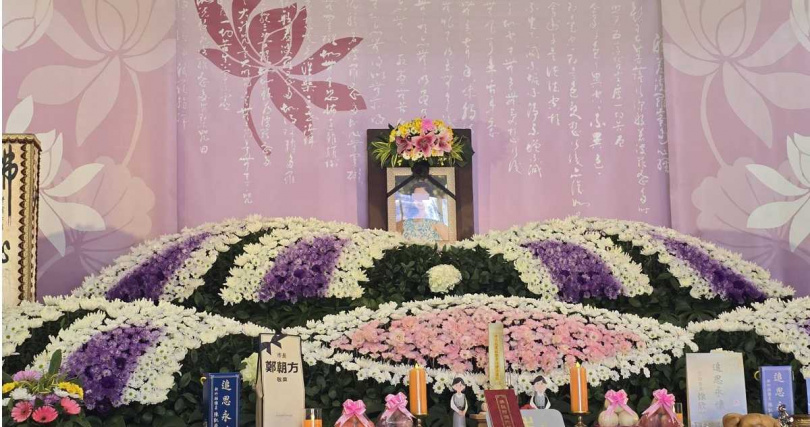 新竹縣一名54歲郭姓女老師便是受不了「校事會議」約詢折磨，在校內5樓天台一躍而下，用生命表達對制度最深層的抗議。圖為其告別式。（圖／讀者提供）