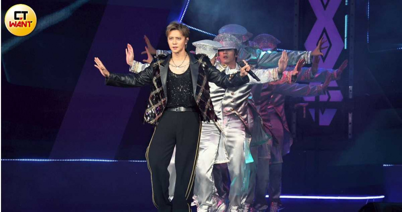 羅志祥在演唱經典歌曲〈愛轉角〉後,出現意外插曲。(圖/蘇聖倫攝)