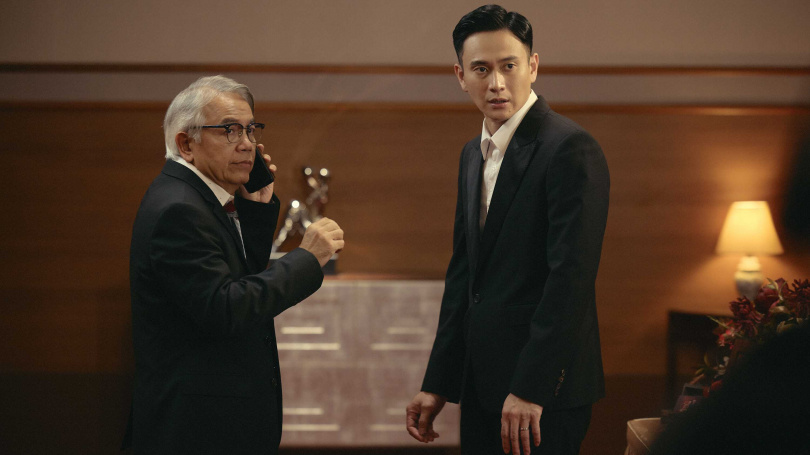 田啟文（左）在《雙囍》中因為對於習俗儀式的迷信鬧出不少荒唐情節。（圖／水花電影提供）